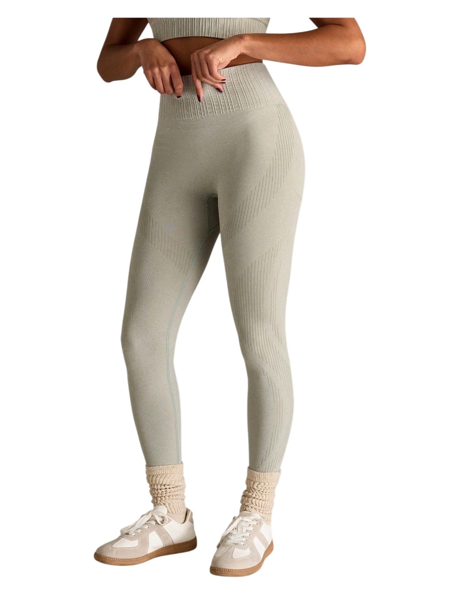 Conjunto deportivo regular con elástico para mujer 3